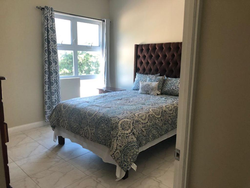 Lovely 2 Bedroom C̅ Netflix Across National Stadium Kingston Exterior foto